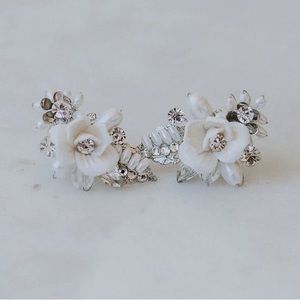 Untamed petals, Willow bridal earrings. Gold.